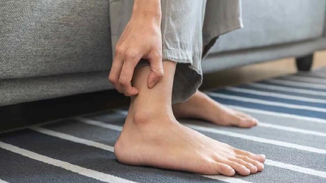 रात में पैरों में खुजली क्यों होने लगती है? एक्सपर्ट ने बताया  कारण