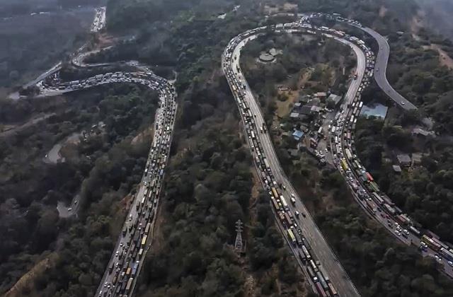 33 घंटे के महाजाम में बच्चे और बुजुर्ग हुए परेशान, ना खाना ना पानी और ना ही मिला Toilet