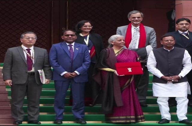 Budget 2026: बजट के साथ बदला वित्त मंत्री की साड़ी का रंग, 9 साल में दिखे 9 पारंपरिक साड़ी लुक