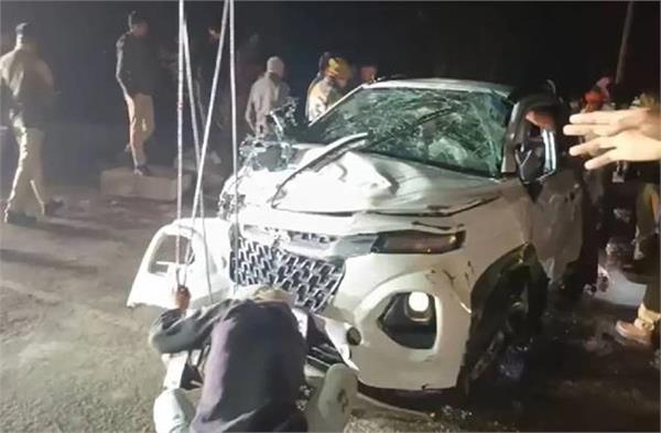 बड़ा हादसा... पलक झपकते ही नहर में समा गई कार, एक ही परिवार के 3 लड़कों की मौत