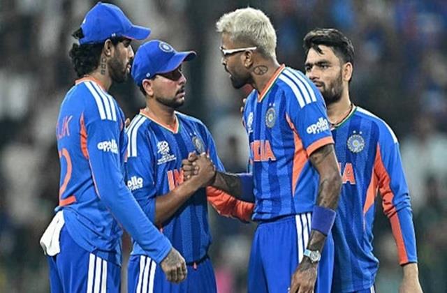 पाकिस्तान को मजा चखाने के बाद आपस में ही लड़ बैठी टीम इंडिया, इस क्रिकेटर को खूब पड़ी डांट