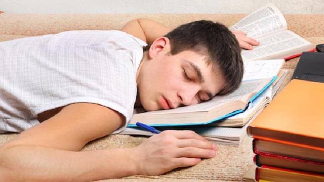 पूरी नींद और हेल्दी फूड से घटेगा Stress, बढ़ेगा कॉन्फिडेंस: एग्जाम टेंशन दूर करने के Easy टिप्स