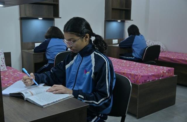 अब लड़कियों को नहीं छोड़नी पड़ेगी पढ़ाई, वित्त मंत्री ने किया हर जिले में गर्ल्स हॉस्टल बनाने का ऐलान