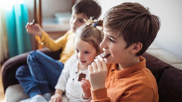 चॉकलेट और टॉफी से बच्चे हो रहे हैं चिड़चिड़े, खिलाने से पहले लें डॉक्टर की सलाह