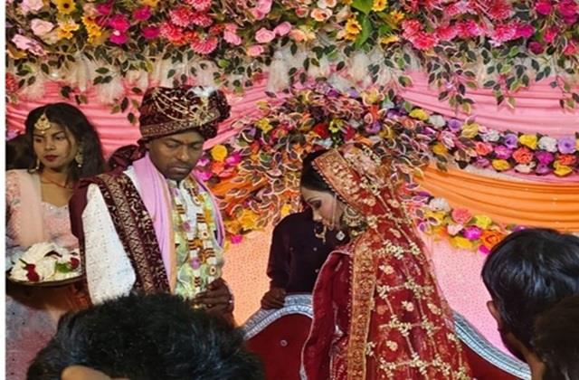 दूल्हे को वरमाला डाल रही थी दुल्हन, आशिक ने स्टेज पर चढ़कर मार दी गोली