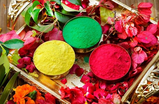 इस बार खेलें केमिकल-फ्री होली, घर पर आसानी से बनाएं नैचुरल कलर्स