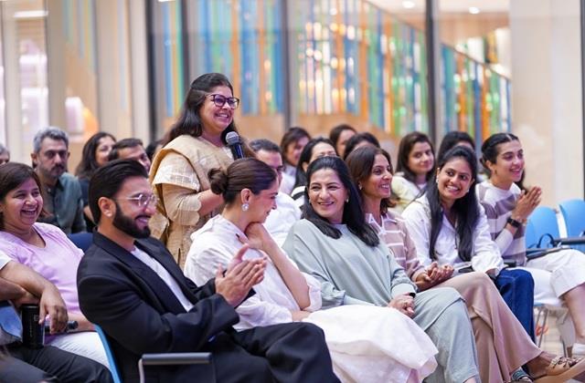 धमकी के बाद पहली बार परिवार के साथ बाहर निकले  रणवीर सिंह और दीपिका पादुकोण