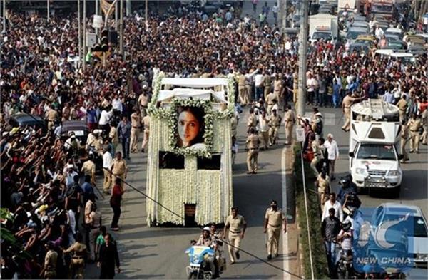 आज के दिन श्रीदेवी ने दुनिया को कहा था अलविदा, दुल्हन की तरह सजकर निकली थीं अंतिम सफर पर