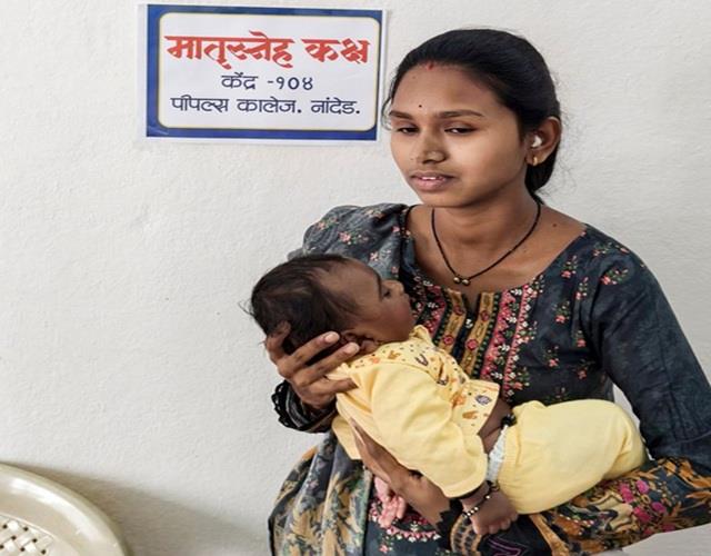 शिक्षा पहले: 10 दिन के बच्चे को गोद में लेकर 12वीं की  परीक्षा देने पहुंची एक मां