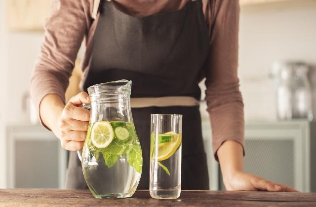 त्वचा को चमकदार नहीं डल बनाती है Ditox Diet, स्किन से है प्यार तो ना करना ये गलती