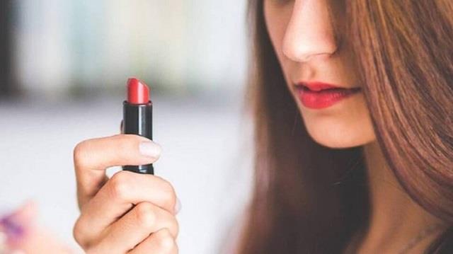 अगर लिपस्टिक पर ये 2 शब्द दिखें तो न करें इस्तेमाल! शरीर में पहुंच सकता है जहर