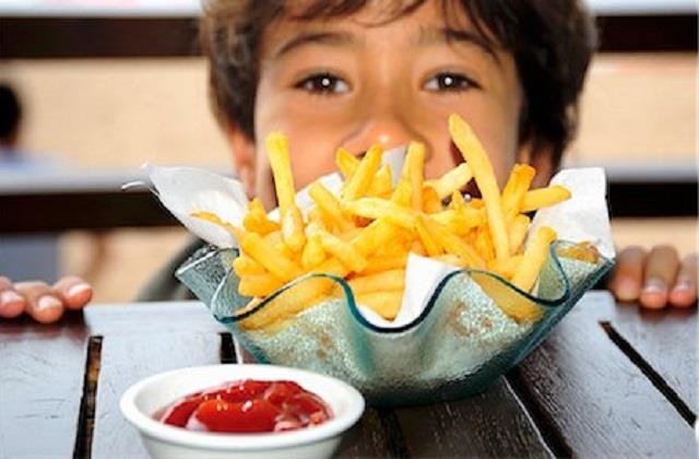 जरा संभलिए पेरेंट्स! बच्‍चों को फ्रेंच फ्राइज नहीं, सिगरेट जैसा नुकसान दे रहे हैं आप