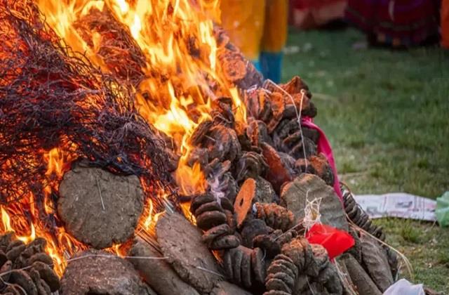 Holika Dahan 2026: होलिका दहन में क्यों जरूरी होती है पुराने सामान और गोबर के उपलों की आहुति