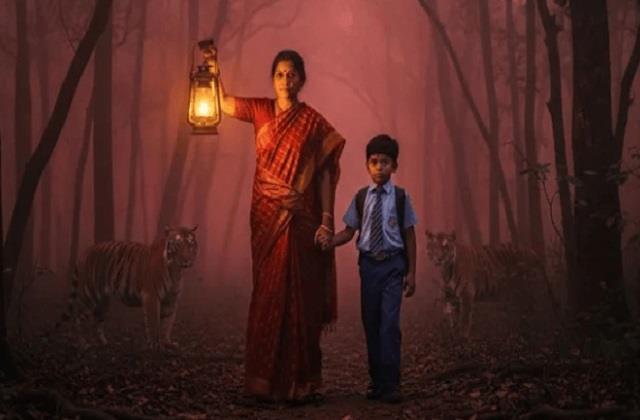 हाथ में छड़ी-टॉर्च, बाघों से घिरे जंगल में बच्चों की पढ़ाई के लिए जान की बाजी लगाने वाली चार महिलाएं
