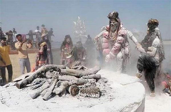 यहां खेली गई अनोखी होली,  जलती हुई चिताओं के बीच नाच- गाकर उड़ाए गए रंग