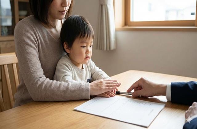 कोर्ट का फैसला- Single Mother के बच्चे को पिता का सरनेम लगाने के लिए नहीं कर सकते फोर्स