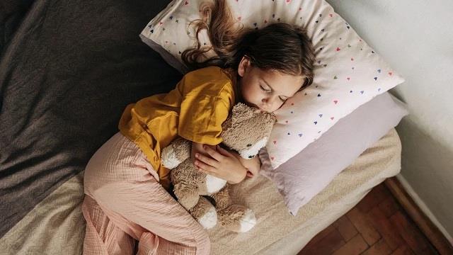 रात में सोते समय बच्चा बिस्तर गीला करता है? पेरेंट्स दें इसे ड्राई बेड ट्रेनिंग