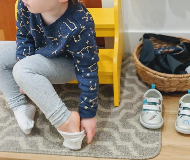 Parents बच्चों को कपड़े पहनाते समय ध्यान दें, छोटी लापरवाही बन सकती है बड़ा खतरा