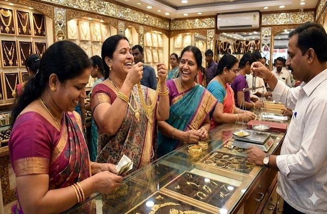 शादियों के सीजन में गहनें खरीदने का सुनहरा मौका, सोना- चांदी हो गया है काफी सस्ता