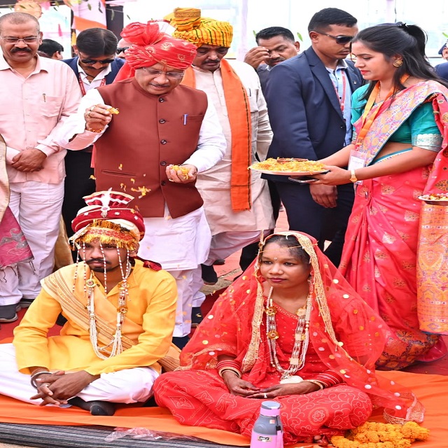 CM के सान्निध्य में 6,412 जोड़ों का विवाह, दंपति को आशिर्वाद के रुपए में  मिलेंगे 35-35 हजार रुपए - 6 412 couples were married in the presence of the  chief minister-mobile