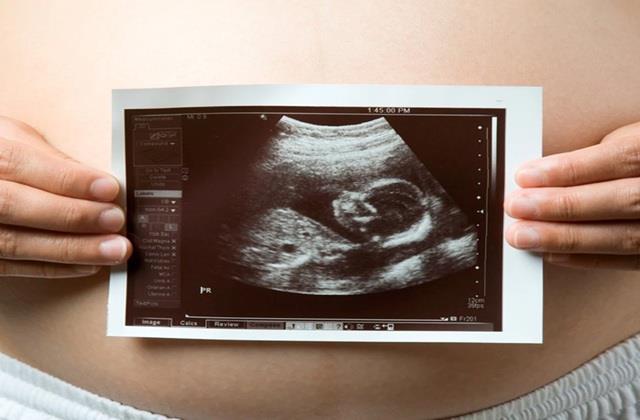 क्या मां के पेट से ही चलने की प्रैक्टिस शुरू कर देते हैं बच्चे?  हर Baby Kick पर दें ध्यान