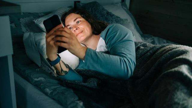 कम रोशनी में फोन यूज करने की आदत, बना सकती है आंखों को इन बीमारियों का शिकार