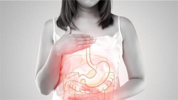 कम खाते हैं, फिर भी पेट में जलन क्यों रहती है? जानें वजह