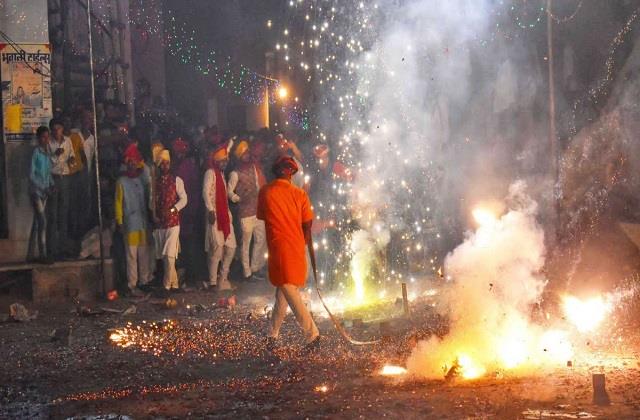 भारत का वो गांव जहां रंगों या फूलों से नहीं बल्कि आग से खेली जाती है होली