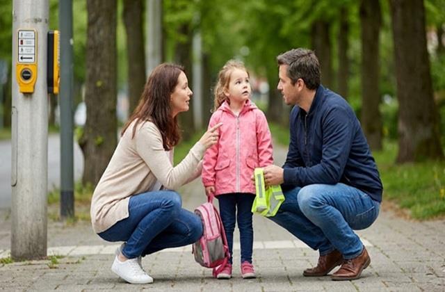 आपके घर में  है 3 से 7 साल की छोटी बेटियां, तो उन्हें ये 5 बातें जरूर सिखाएं