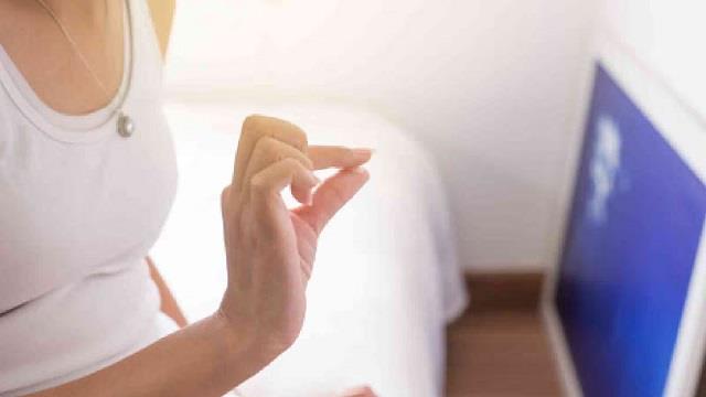 पीठ में दर्द का कारण बन सकता है वाइट डिस्चार्ज, घर पर अपनाएं ये आसान उपाय