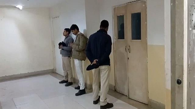 15 हजार की सैलरी में कैसे  बना ली 15 करोड़ की संपत्ति?