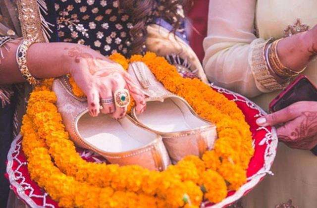 अब शादी से पहले मंगेतर नहीं कर सकेंगे फोन पर बात, जूता चुराई रस्म पर भी लगा बैन