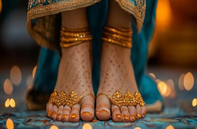 पैरों में सोने के गहने पहनना क्यों माना जाता है अशुभ? जानें पूरी वजह