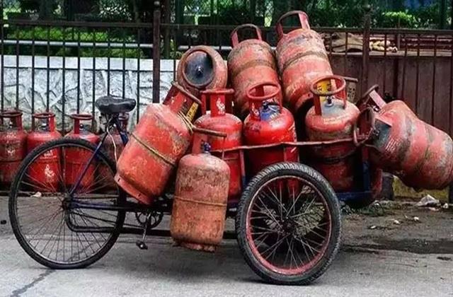 दिल्लीवालों की मौज... होली-दीवाली पर सरकार देगी फ्री गैस सिलेंडर, इन्हें मिलेगा फायदा