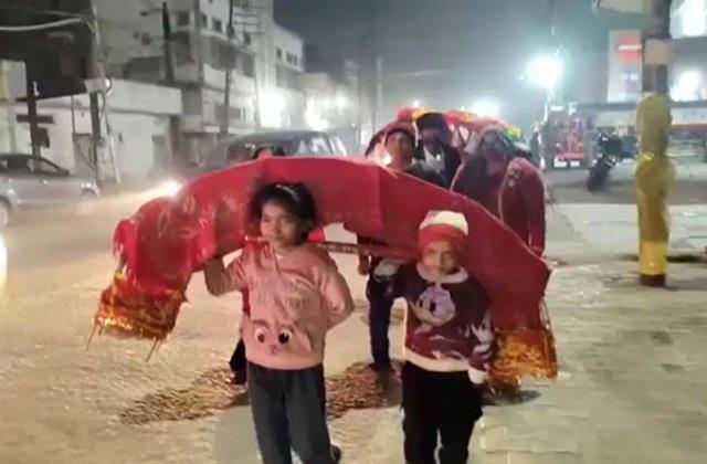 पापा शराब पीना छोड़ दें इसलिए 9 साल की बच्ची ने उठाई कांवड़, इस बेटी की कहानी ने किया भावुक