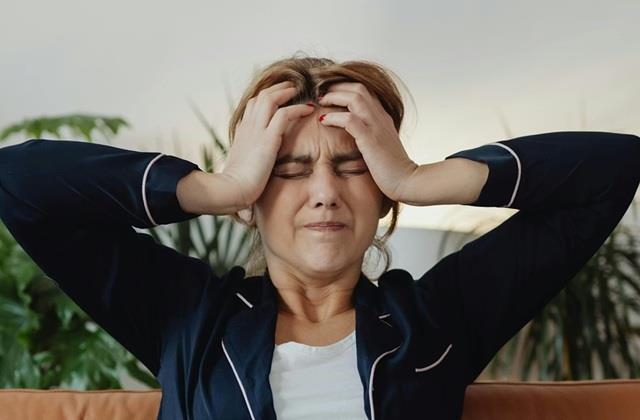 घंटों रहता है सिर में दर्द और बर्दाश्त नहीं होती तेज आवाज, तो ये है माइग्रेन का संकेत