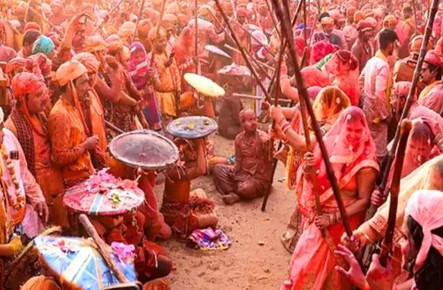 कहीं बरसते हैं लड्डू ताे कहीं चलती है लाठियां...  जिंदगी में एक बार जरूर देखें यहां की होली