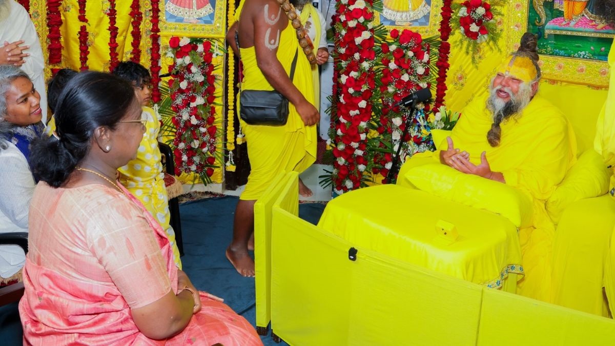 President Draupadi Murmu meet Premanand Maharaj