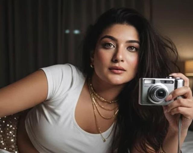 सड़क हादसे में 30 साल की एक्ट्रेस की हुई दर्दनाक मौत, डिवाइडर से टकराकर पलट गई कार