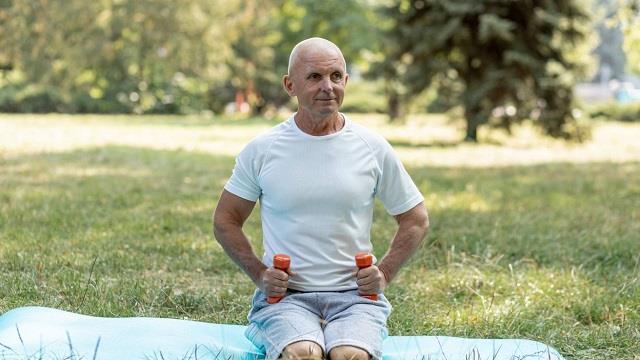 60 के बाद भी रहना है फिट और एनर्जेटिक? अपनाएं ये 5 आसान आदतें