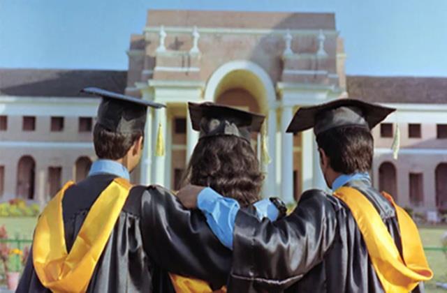 महंगा और मुश्किल हो गया है विदेश में पढ़ाई का सपना, अब UK और कनाडा नहीं जाना चाहते छात्र