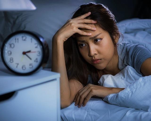 अगर रात में नहीं आती नींद तो सोने से पहले खा लें यह चीज, जल्दी आएगी गहरी नींद