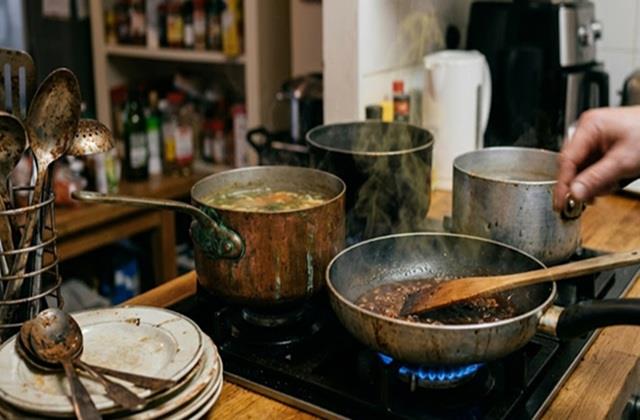 आपकी किचन में छिपा है खतरा! इन बर्तनों से बढ़ सकता हैHealth Risk