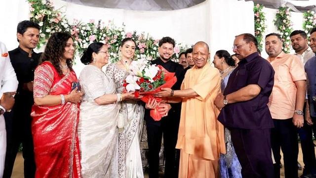 कुलदीप यादव के रिसेप्शन में पहुंचे Yogi Adityanath, दुल्हन के संस्कारी अंदाज ने जीता दिल