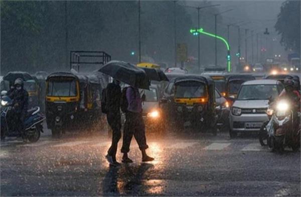 उड़ी छतेंं, गिरे पेड़, बिजली गुल...  आधी रात को आए आंधी-तूफान ने मचाया तांडव