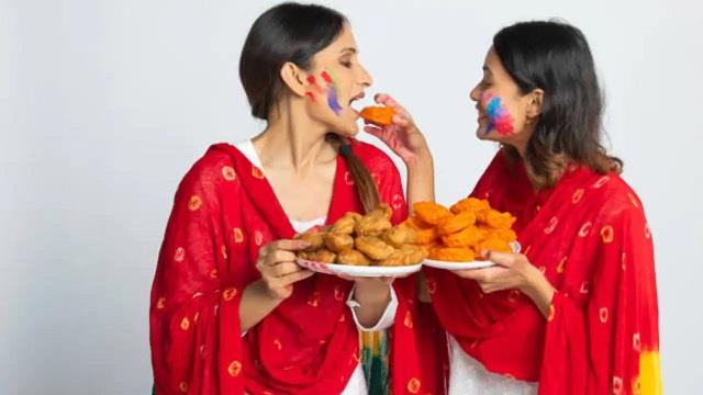 होली पर पकवान खाने के बाद हो रहा है भारीपन? ऐसे करें शरीर को डिटॉक्स