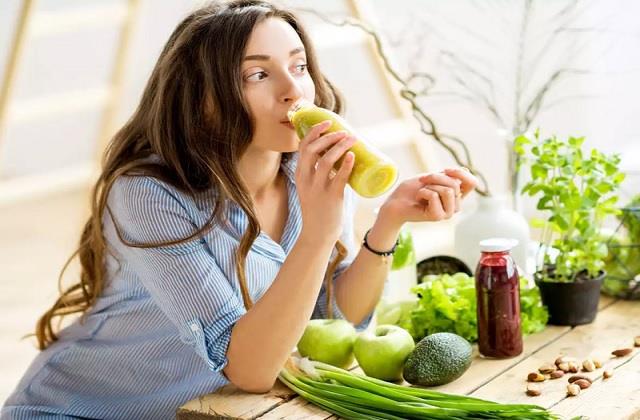 गर्मियों में शरीर को ठंडा और हाइड्रेट रखने के लिए खाएं ये सुपरफूड्स