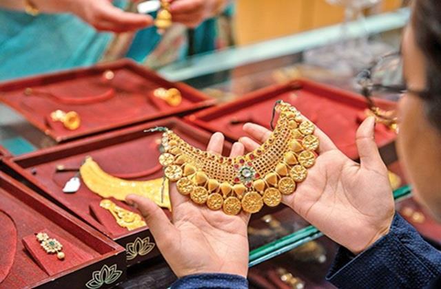 हफ्ते के पहले दिन ही खूब सस्ता हुआ सोना, चांदी की भी डिमांड हो रही कम