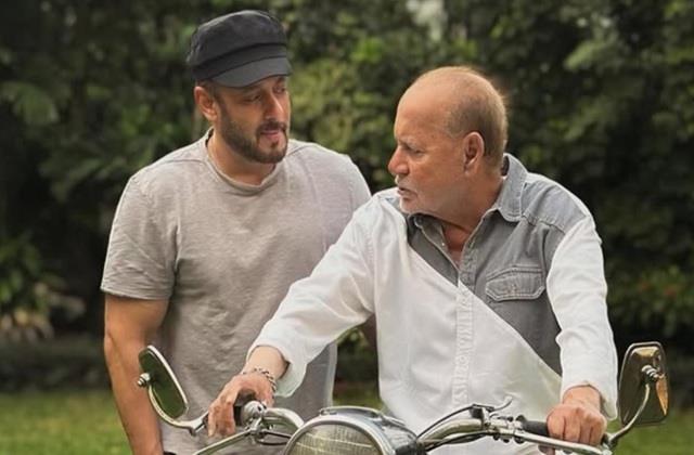 सलमान खान के परिवार के लिए अच्छी खबर, एक महीने बाद अस्पताल से घर लौटे सलीम खान