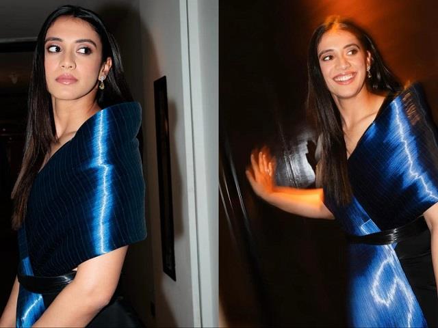 सिल्क नहीं, मेटल वायर की ड्रेस पहनकर अवॉर्ड लेने पहुंचीं स्मृति मंधाना, लुक बना चर्चा का विषय